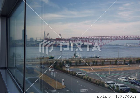 ガラス越しの港湾 ガラス越しの港湾 137270018