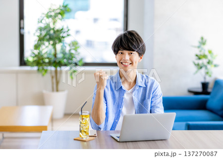 カフェで作業をする若い男性 137270087