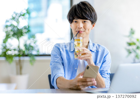 スマホを操作する若い男性 スマホを操作する若い男性 137270092