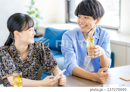 カフェにいる男女 137270095