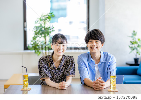 カフェにいる男女 137270098
