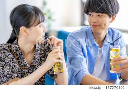 カフェにいる男女 カフェにいる男女 137270101