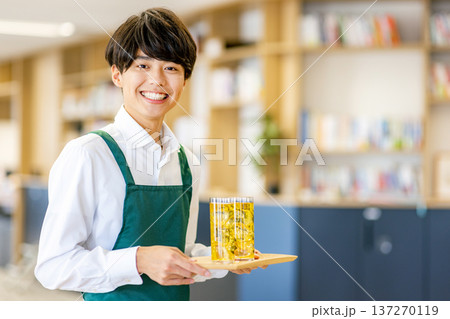 カフェ　男性　アルバイト 137270119