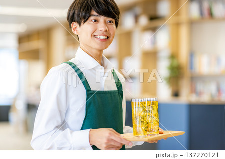 カフェ　男性　アルバイト 137270121