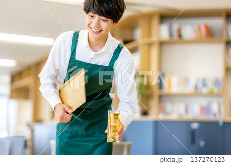 カフェ　男性　アルバイト 137270123