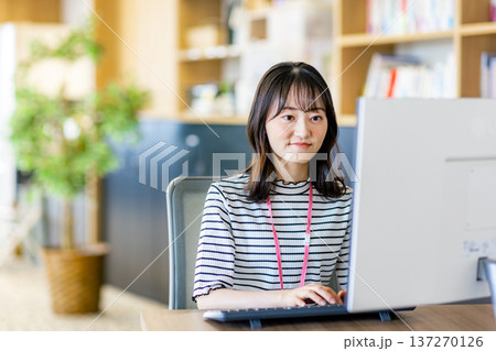 若いビジネスウーマン 若いビジネスウーマン 137270126