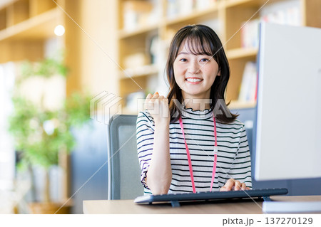 若いビジネスウーマン 137270129