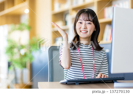 若いビジネスウーマン 137270130