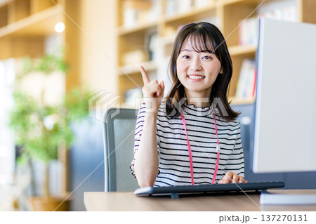 若いビジネスウーマン 137270131