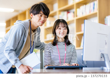 オフィスで働く若い男女 137270133