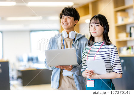 オフィスで働くビジネスパーソン オフィスで働くビジネスパーソン 137270145