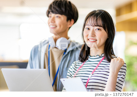 オフィスで働くビジネスパーソン 137270147