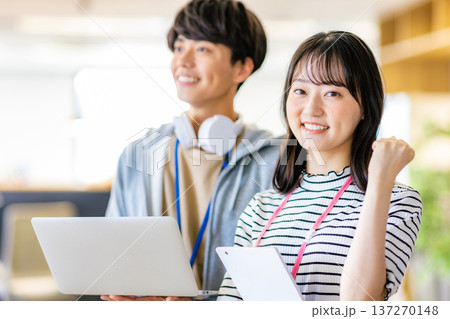 オフィスで働くビジネスパーソン オフィスで働くビジネスパーソン 137270148