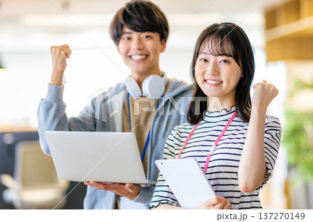 オフィスで働くビジネスパーソン 137270149