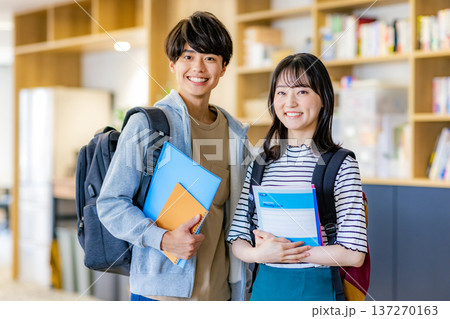 大学生の若い男女 137270163