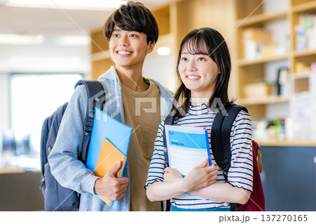 大学生の若い男女 137270165
