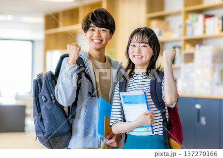 大学生の若い男女 137270166