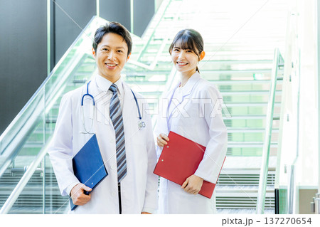 病院で働く若い医師　 137270654