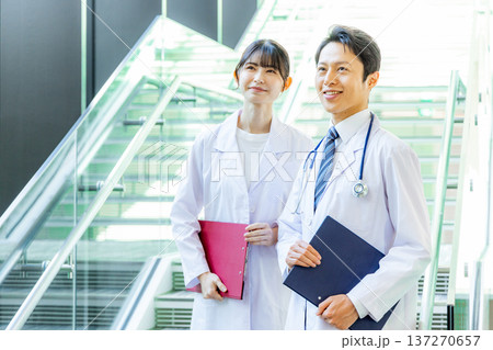病院で働く若い医師　 137270657