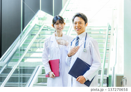 病院で働く若い医師　 137270658