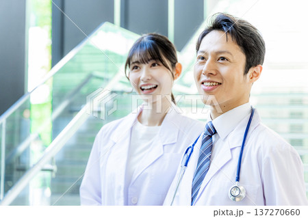 病院で働く若い医師 病院で働く若い医師 137270660