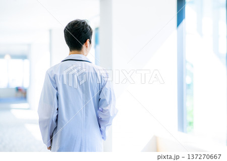 病院で働く若い医師　 137270667