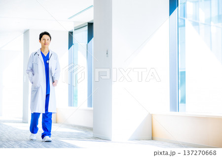 病院で働く若い医師 病院で働く若い医師 137270668