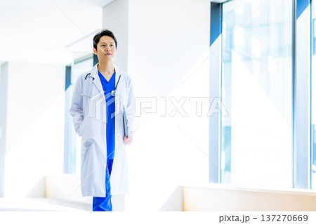 病院で働く若い医師 病院で働く若い医師 137270669