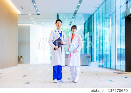 病院で働く若い看護師 137270670