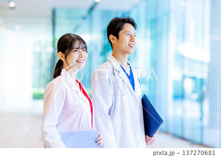 病院で働く若い看護師 病院で働く若い看護師 137270681