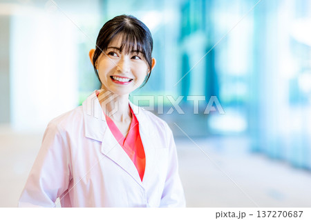 病院で働く若い女医 137270687
