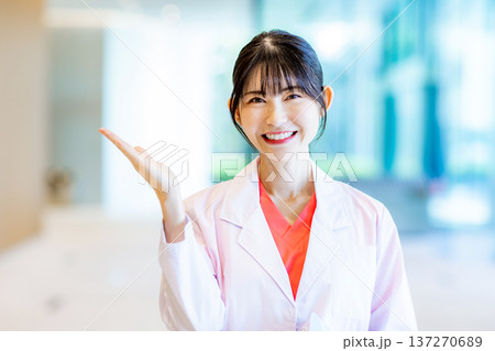 病院で働く若い女医 137270689