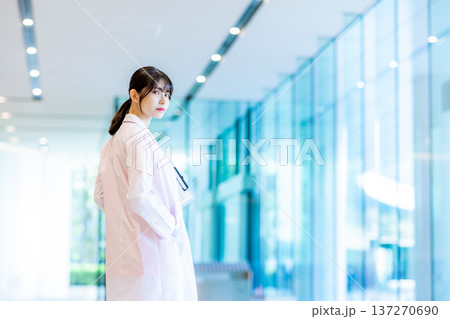 病院で働く若い女医 病院で働く若い女医 137270690