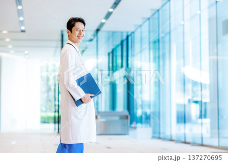 白衣の男性 137270695