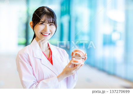 歯医者　女性 137270699