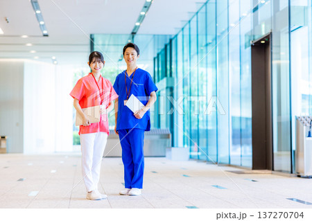 病院で働く若い医師と看護師 病院で働く若い医師と看護師 137270704