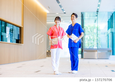 病院で働く若い医師と看護師 137270706