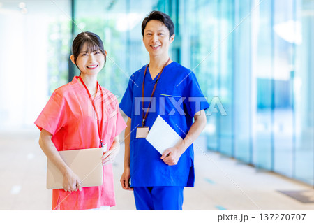 病院で働く若い医師と看護師 病院で働く若い医師と看護師 137270707