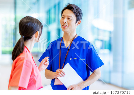病院で働く若い医師と看護師 137270713