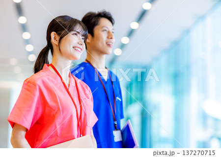 病院で働く若い医師と看護師 137270715