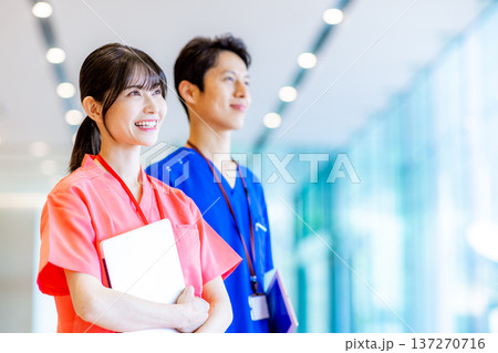 病院で働く若い医師と看護師 137270716