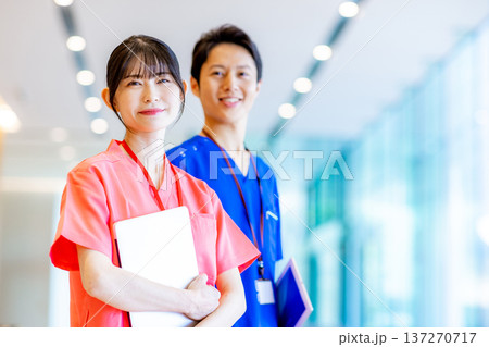 病院で働く若い医師と看護師 137270717