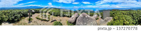 伊豆半島 夏の伊豆山稜線歩道の達磨山山頂のパノラマ 伊豆半島 夏の伊豆山稜線歩道の達磨山山頂のパノラマ 137270778