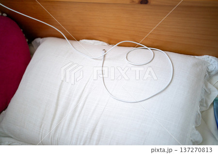 枕元の充電ケーブル 枕元の充電ケーブル 137270813