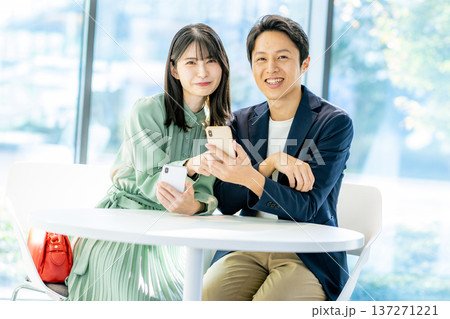 スマホで検索する若い夫婦 スマホで検索する若い夫婦 137271221