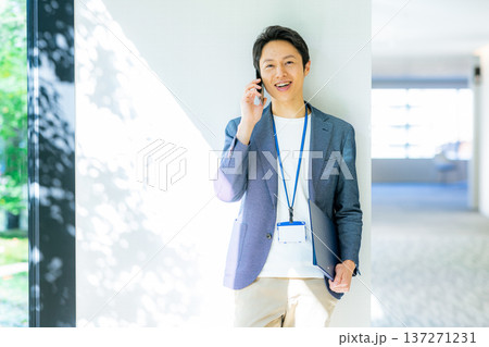 スマホを操作する若い男性 スマホを操作する若い男性 137271231