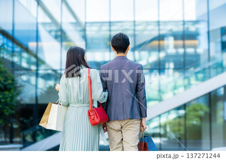 ショッピングを楽しむ男女 ショッピングを楽しむ男女 137271244