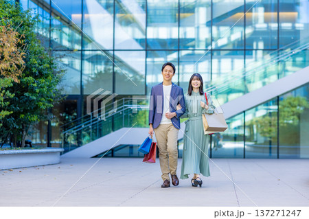 ショッピングを楽しむ男女 137271247