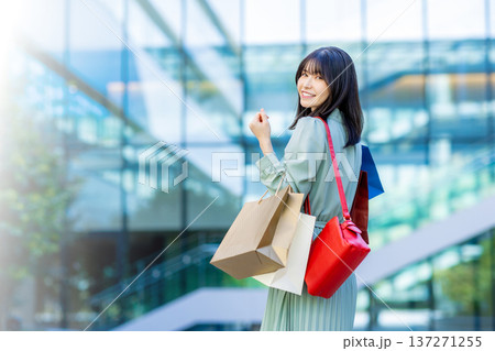 ショッピングバッグを持つ女性 137271255