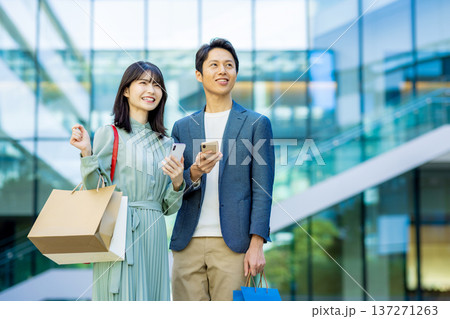 スマホを見るビジネスマンとビジネスウーマン 137271263